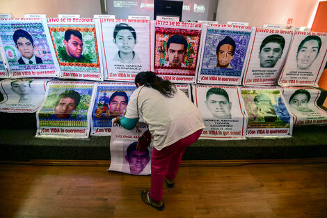Familiares juntan imágenes de los estudiantes desaparecidos. 