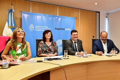 Kelly Olmos, ministra de Trabajo de la Nación, encabezó la reunión virtual del Consejo del Salario. Imagen: Ministerio de Trabajo