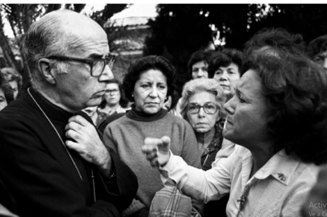 Nora Cortiñas increpando a la Iglesia cómplice de la dictadura.