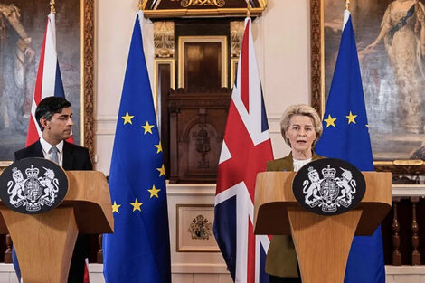 El primer ministro del Reino Unido, Rishi Sunak, y la jefa de la Comisión Europea, Ursula von der Leyen, anuncian el acuerdo (Fuente: AFP)