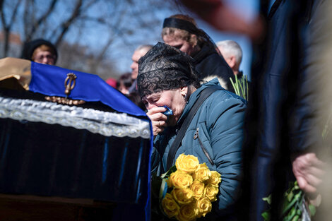 Familiares lloran a un soldado ucraniano muerto en Batalla. (Fuente: AFP)