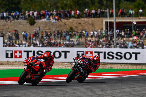 Bagnaia y Viñales, en plena disputa por la punta. (Fuente: MotoGP)