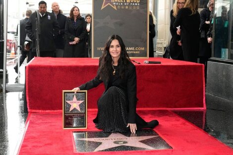 Courteney Cox en modo Mónica de “Friends”: limpió su estrella en el Paseo de la fama 