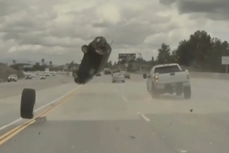 Como en Hollywood: el impactante video de una 4x4 que vuela en una ruta de California