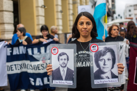 Mariana Leonard, de la Liga Argentina por los DDHH, con las imágenes de Julio y Elva.  (Fuente: Javier Corbalán)