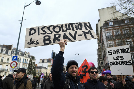 Manifestante protestan contra la reforma jubilatoria en Rennes, oeste de Francia.