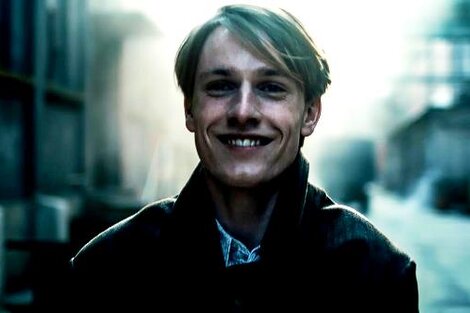 Cioma (Louis Hofmann) con su permanente sonrisa en el rostro.