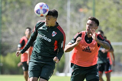 Matías Suárez cabecea durante la práctica (Fuente: NA)