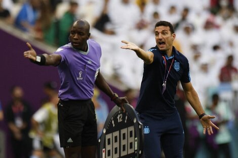 Lionel Scaloni protesta casi que en coreografía con el cuarto árbitro, el senegalés Maguette Ndiaye. durante el partido contra Arabia Saudita. (Imagen: AFP)