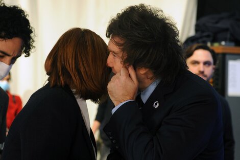 Milei se saluda con Bullrich, que ahora se solidarizó con él.  (Fuente: Enrique García Medina)