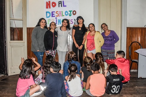 Diez mujeres y quince niñes que lograron refugiarse de la vida en la calle en una casa colectiva pueden ser desalojados.