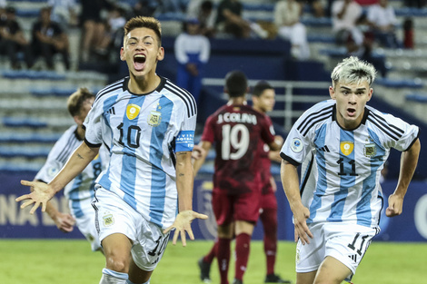 Claudio Echeverri celebra un gol contra Venezuela