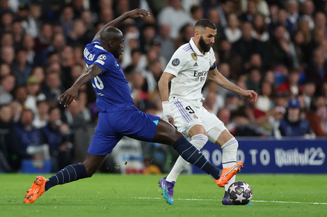 Kalidou Koulibaly intenta quitarle el balón a Karim Benzema.