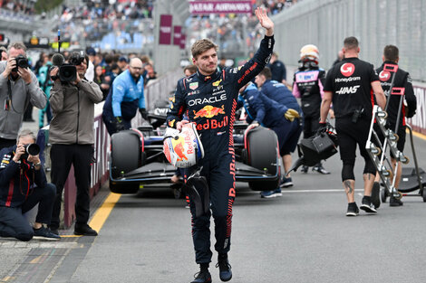 Max Verstappen saluda a los fanáticos en en el GP de Australia. (Fuente: AFP)