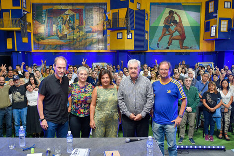 Gustavo Veiga, Leticia Acosta, Jorge Ameal y Martín Kohan, junto a la organizadora. (Fuente: Prensa Boca Juniors)