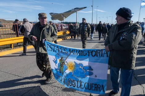 En la ciudad de Rio Grande se realizó un acto en conmemoración del desembarco en las Islas Malvinas, con la participación de excombatientes. (Fuente: Télam)