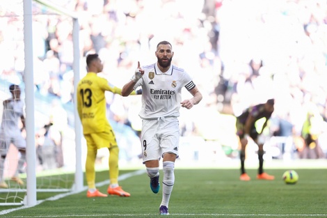 El francés Benzema celebra el primero de su hat trick ante Valladolid (Fuente: EFE)