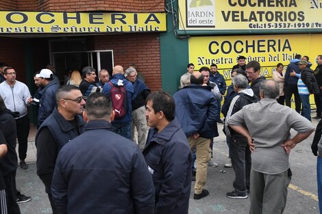 Familiares, vecinos y compañeros de Daniel Barrientos le dieron el último adiós este martes.