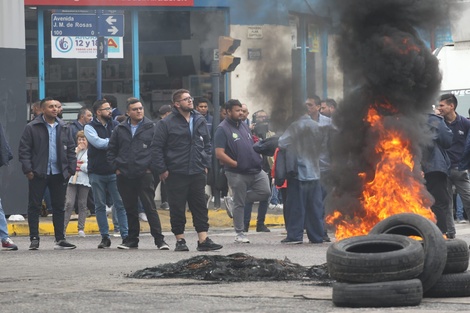 Paro de colectivos y protesta tras el crimen del chofer. 