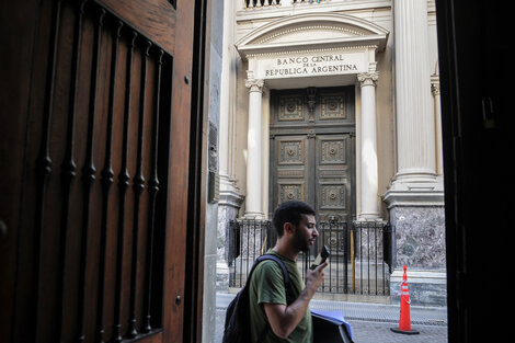 En el mercado aseguraron que el pago de una ON de YPF influyó en la caída de reservas. (Fuente: Guadalupe Lombardo)