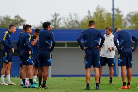 Herrón da indicaciones al plantel xeneize (Fuente: Foto Prensa Boca)