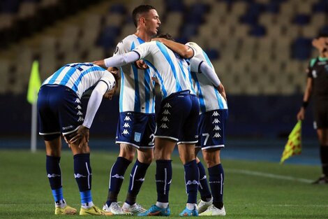 Aníbal Moreno encabeza el festejo del primer gol de Racing ante Ñublense.