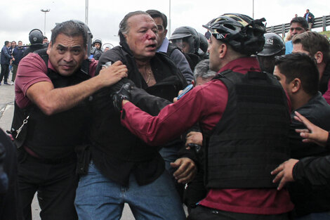 Sergio Berni luego de ser agredido a golpes en la protesta por el asesinato de Daniel Barrientos.