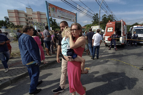 Familiares de los niños se reunieron en la puerta de la escuela apenas conocida la noticia.