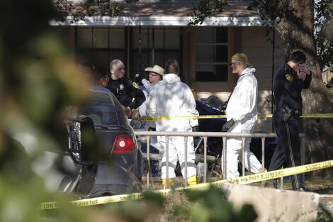 Peritos forenses trabajan en la escena de la masacre de Sutherland Springs.