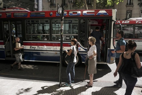 Este viernes 7 de abril los colectivos aplicarán las franjas y horarios de los domingos, ya que es feriado. (Foto: Télam)