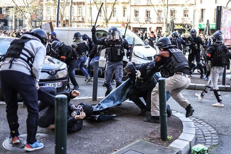 Policías reprimen a manifestantes en Toulouse.