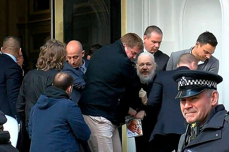 Foto1: Captura de video de la detención de Assange. Foto2: Daniela Lepin Cabrera (imagen de Guadalupe Lombardo).