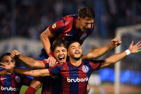 Todo San Lorenzo celebra la conquista de Leguizamón, que marcó doblete  (Fuente: Télam)