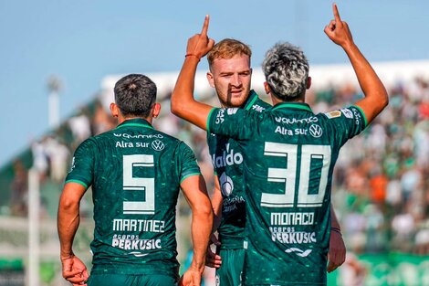 Mónaco celebra su gol, el que abrió el camino para Sarmiento (Fuente: NA)