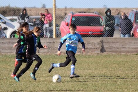 El club le abre la posibilidad a Ámbar de entrenar en la semana en equipo mixto de su edad.