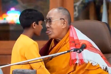 El Dalai Lama pidió disculpas por haber besado a un niño en la boca. Imagen: Captura de tv