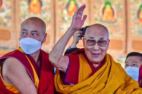 Dalai Lama: del conflicto con China al video viral del beso en la boca a un niño