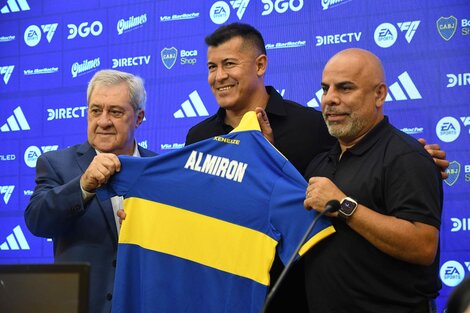 Jorge Ameal, Jorge Almirón y Chicho Serna, durante la presentación del DT (Fuente: Télam)