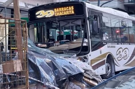 Inhabilitan para manejar al chofer de la Línea 39 que chocó contra un contenedor en Palermo