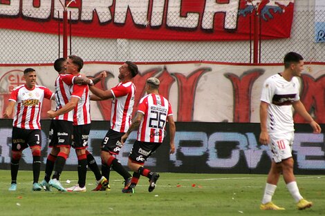 Los jugadores de Barracas festejan el único gol (Fuente: Alejandro Leiva)