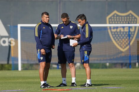 Almirón y su cuerpo técnico, ante el inminente debut en Boca ante el Ciclón (Fuente: Foto Prensa Boca)