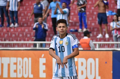 Claudio Echeverri festeja su gol