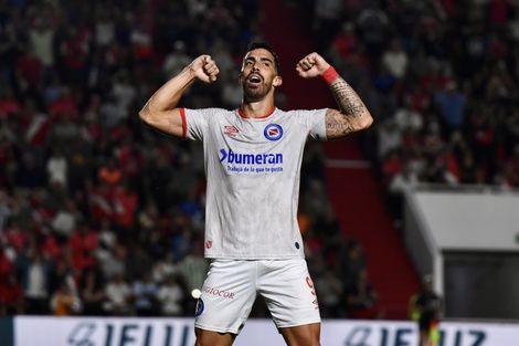 El paraguayo Avalos metió tres goles en 53 minutos