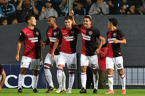 Velázquez festeja el gol de Newell´s junto a sus compañeros. Superaron claramente a Racing.  (Fuente: Télam)