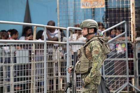 Familiares de los privados de libertad se acercaron al penal 1 de Guayas para pedir información sobre sus parientes