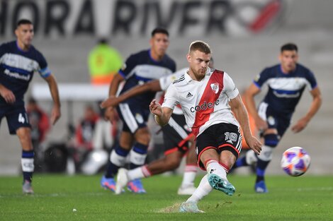 River goleó 3 a 0 a Gimnasia y estiró la diferencia en la punta del campeonato