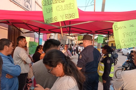 Colonia Santa Rosa: tomaron una escuela técnica pidiendo un nuevo edificio