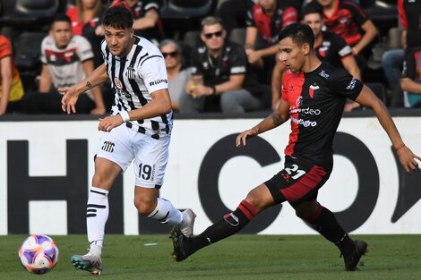 El ingresado Pizzini avanza ante Meza, en el empate entre la T y el Sabalero (Fuente: Fotobaires)