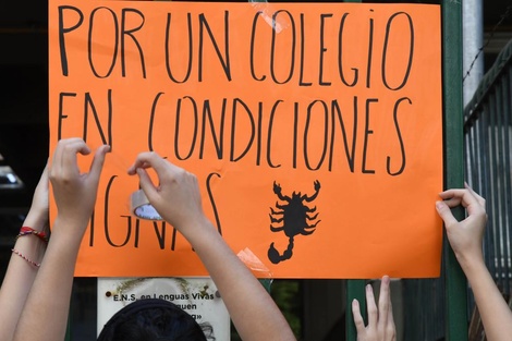 Alacranes en el Lengüitas: el gobierno porteño empezó la limpieza de la escuela, pero los padres siguen movilizados 