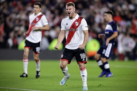 Lucas Beltrán festeja su gol de penal en el primer tiempo 